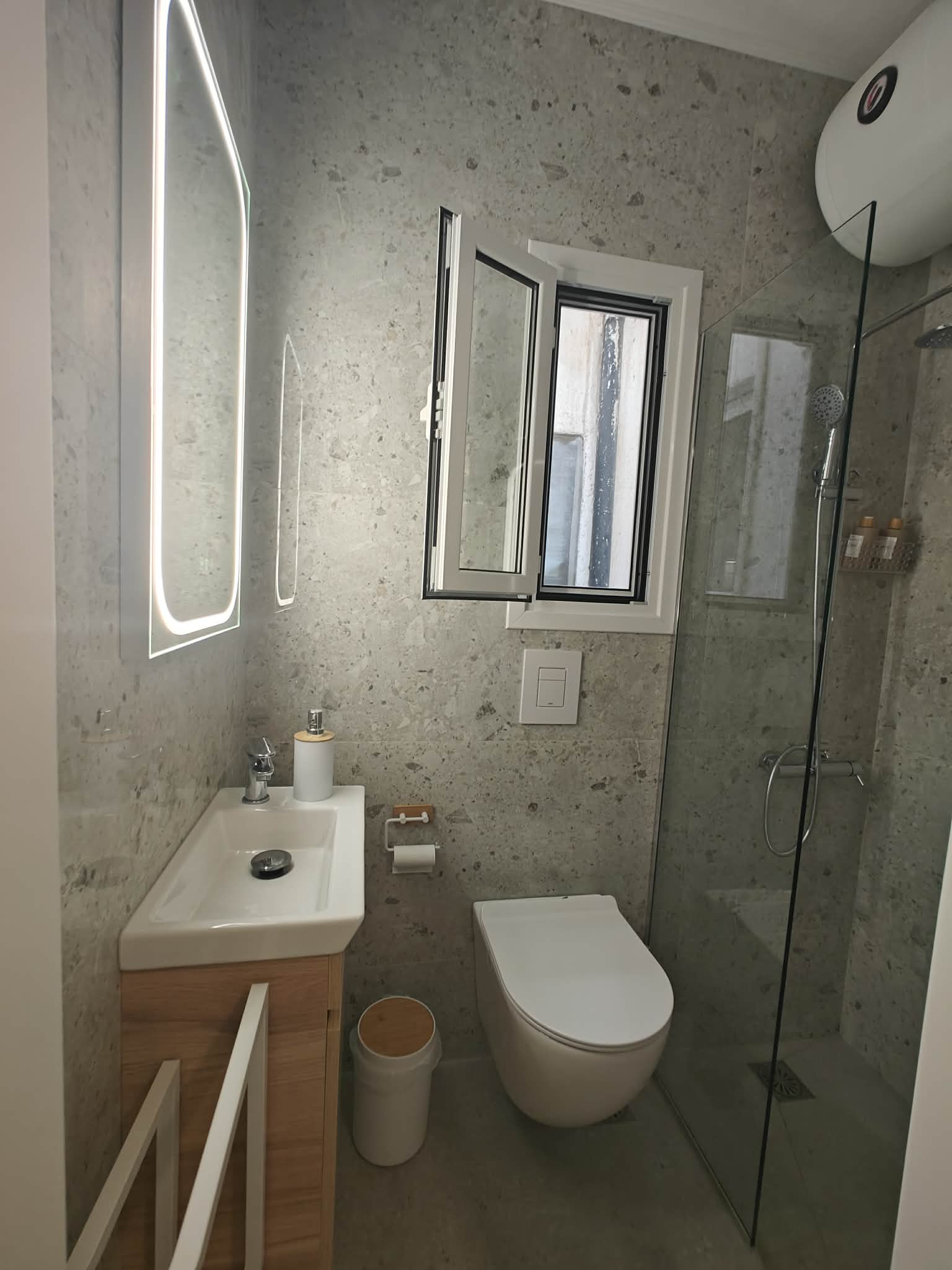 Cozy Seaside Apartment - Oropos, Greece